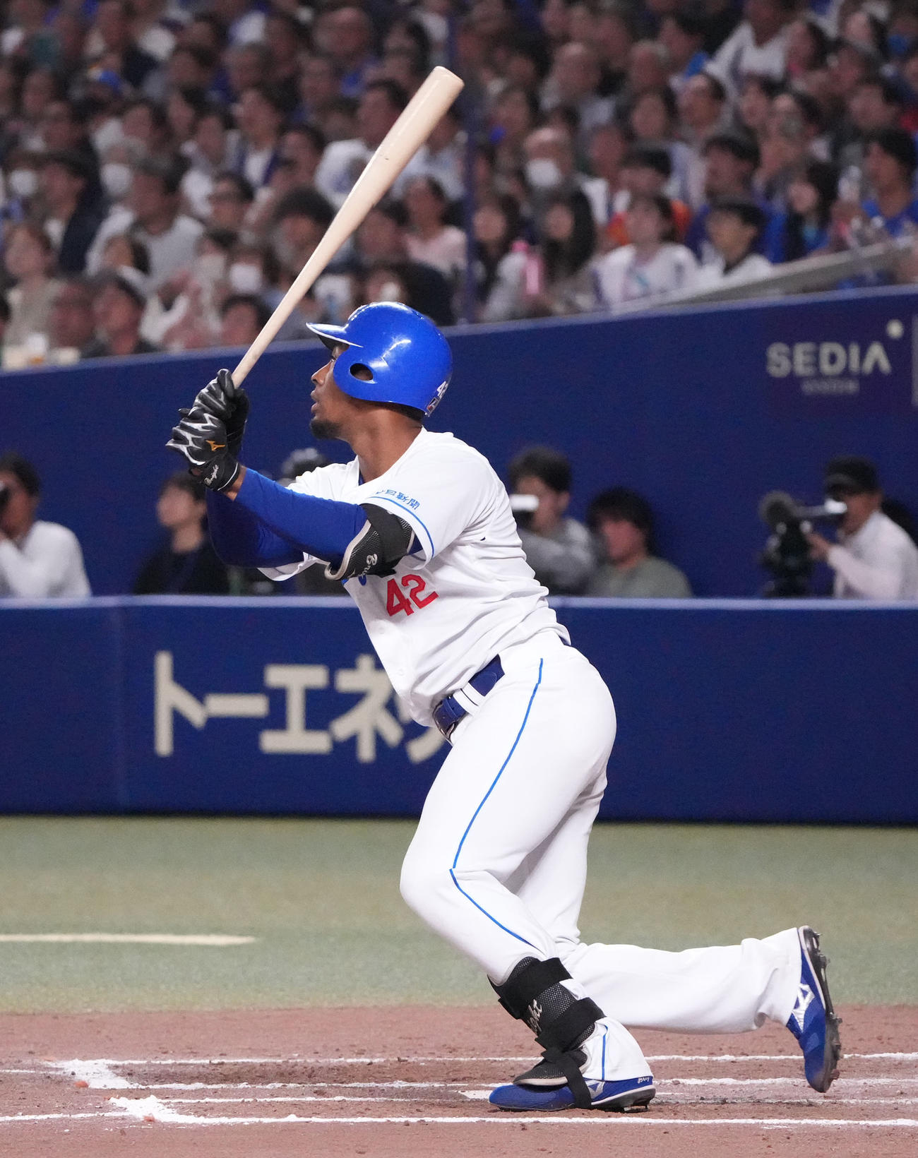 中日対ヤクルト　8回裏中日2死二塁、右中間へ適時三塁打を放つブライト（撮影・森本幸一）
