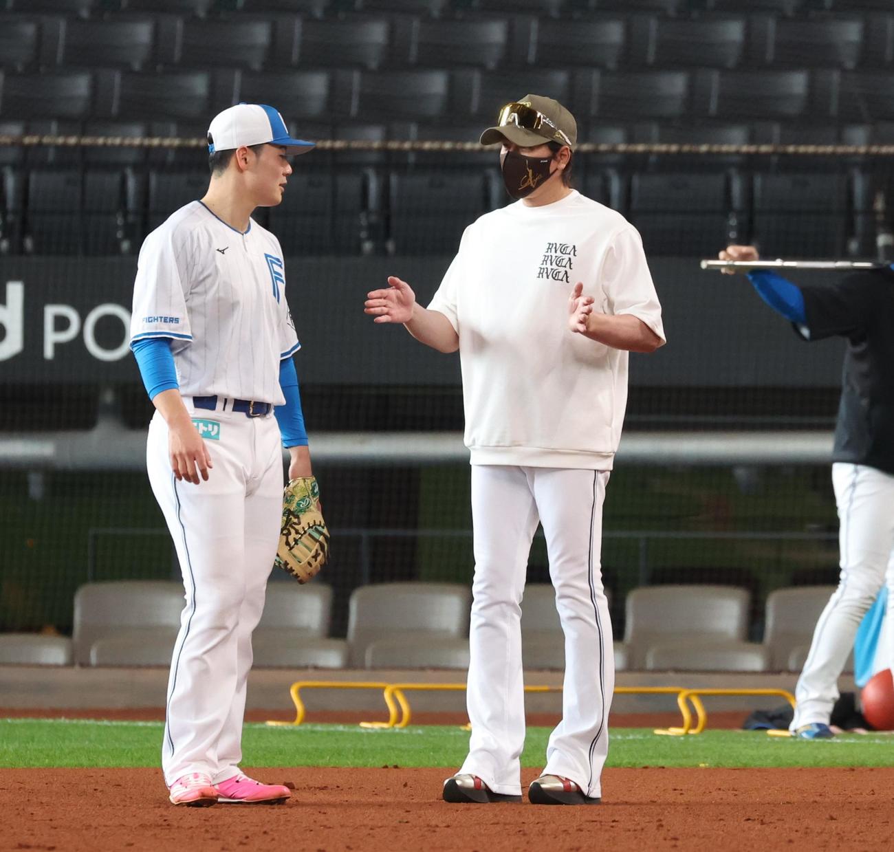 日本ハム対オリックス　試合前、清宮幸と話す新庄監督（撮影・黒川智章）