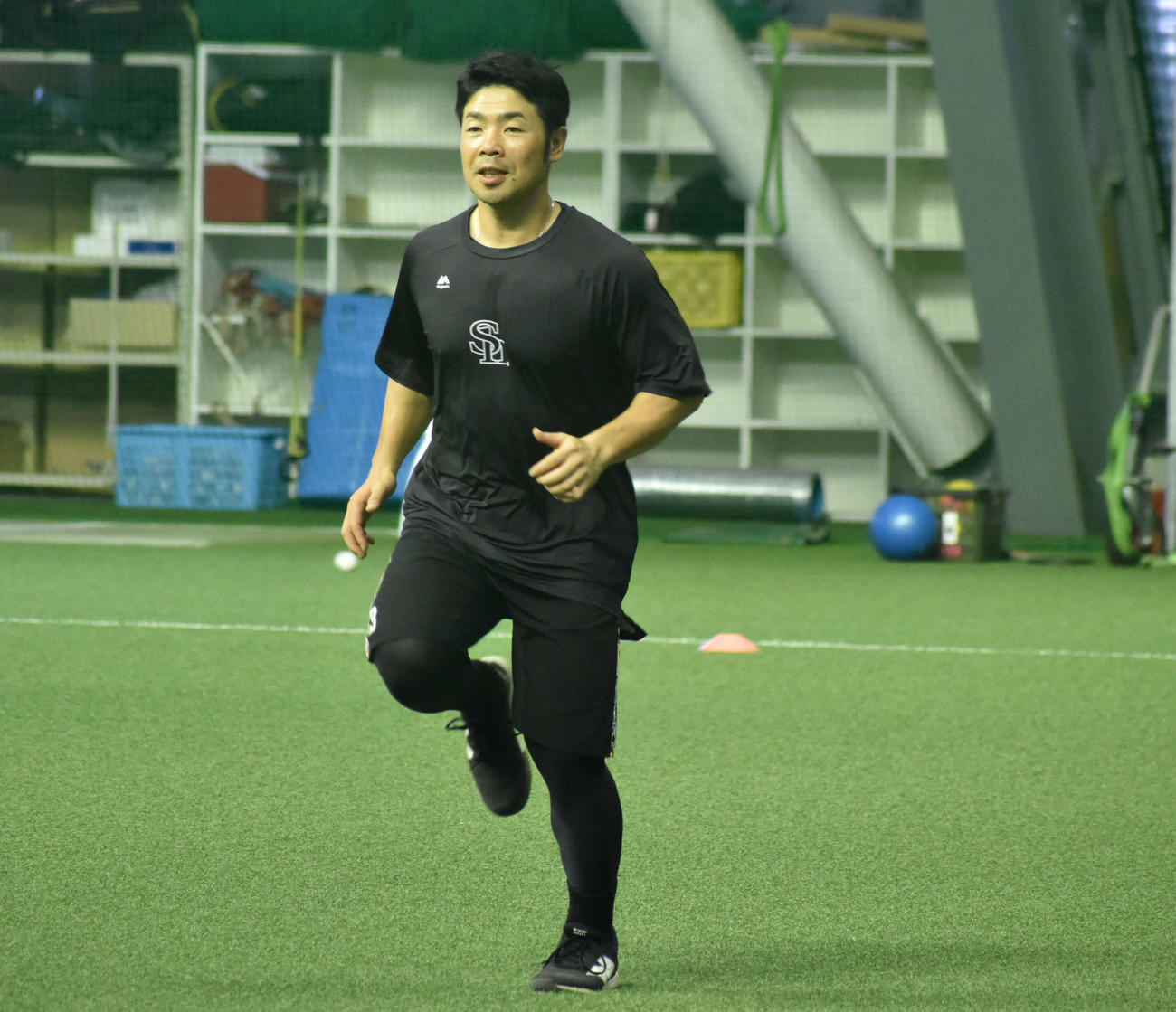 室内練習場でランニングする近藤（撮影・只松憲）