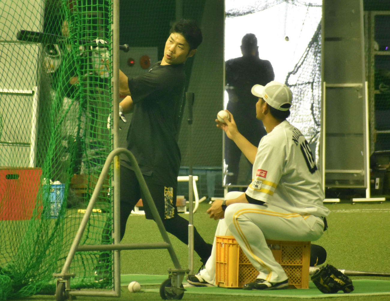 室内練習場でティー打撃をする近藤（撮影・只松憲）