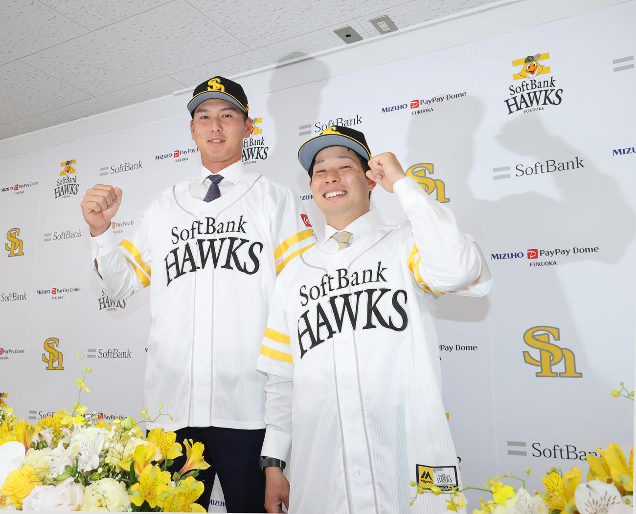 ソフトバンク入団会見でユニホーム姿を披露する秋広（左）と大江（2025年5月14日撮影）