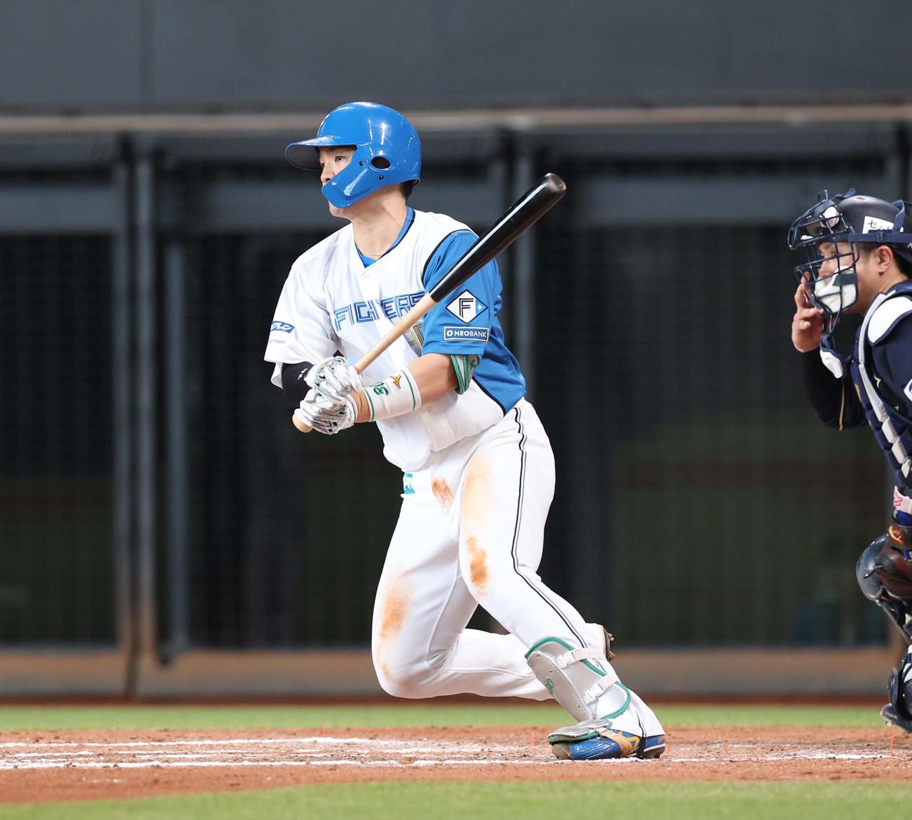 日本ハム対オリックス　7回裏日本ハム1死満塁、左前2点適時打を放つ郡司（撮影・黒川智章）
