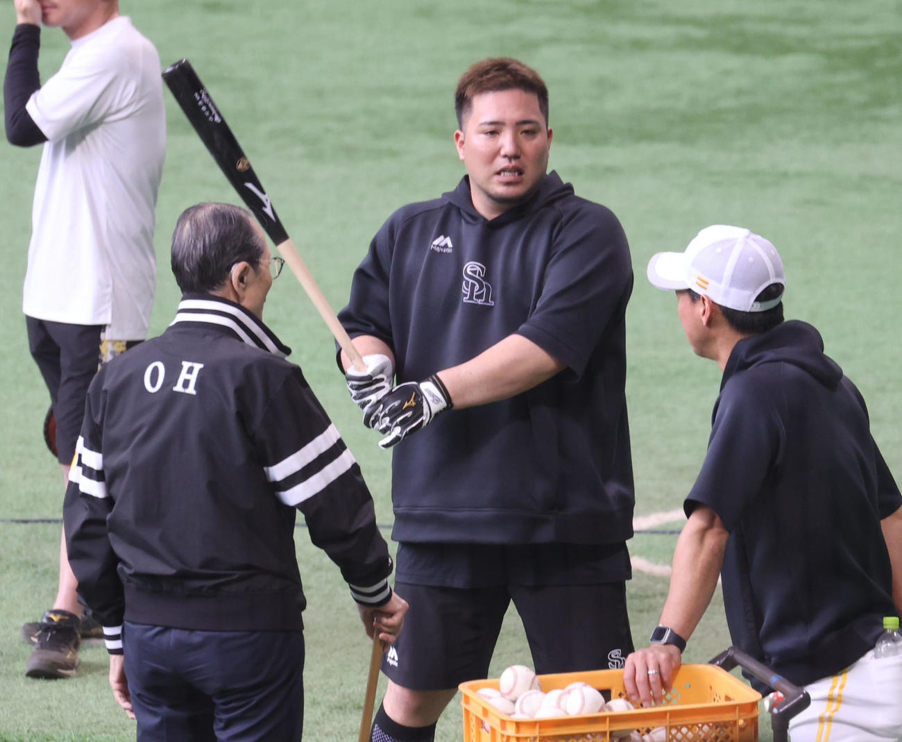 ソフトバンク対西武　王球団会長のアドバイスを聞きながら打撃練習をする山川（撮影・梅根麻紀）