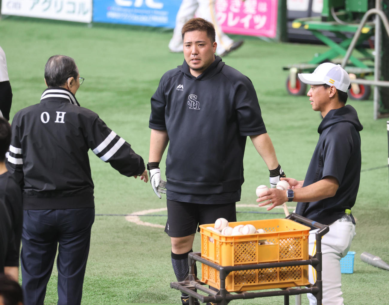 ソフトバンク対西武　王球団会長のアドバイスを聞きながら打撃練習をする山川（撮影・梅根麻紀）
