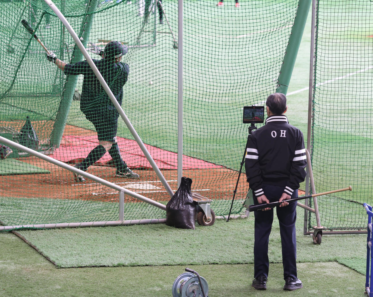 ソフトバンク対西武　王球団会長が見守る中、打撃練習をする山川（撮影・梅根麻紀）