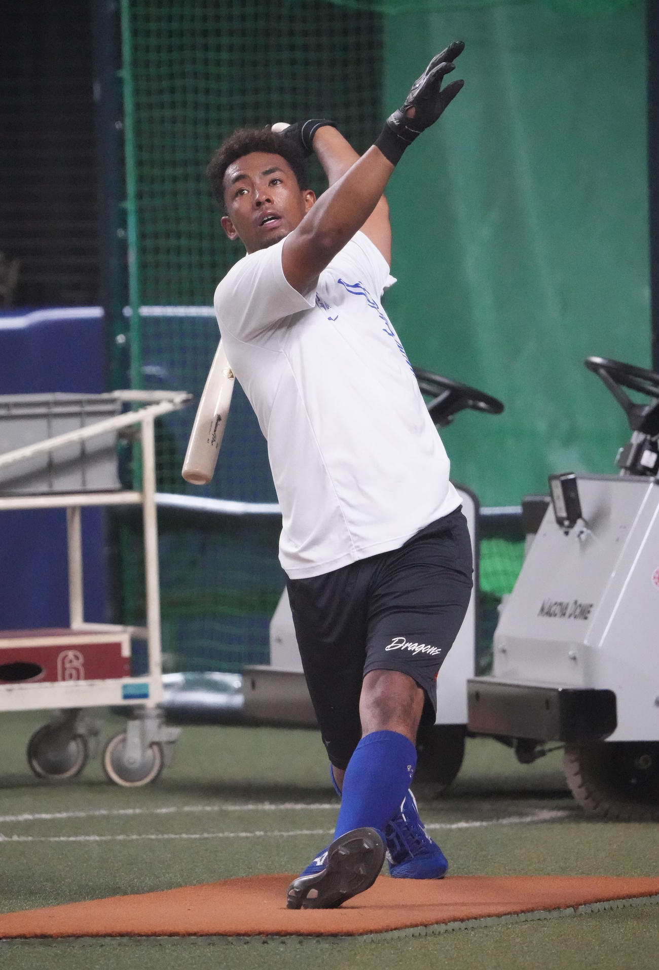ロングティー打撃練習をするブライト健太（撮影・森本幸一）