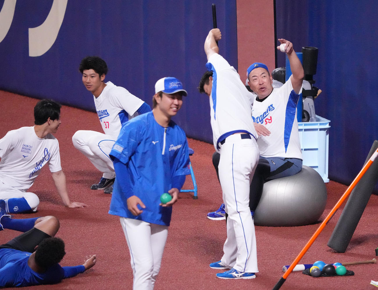 井上監督（右）は明るい表情で選手達と言葉を交わす（撮影・森本幸一）