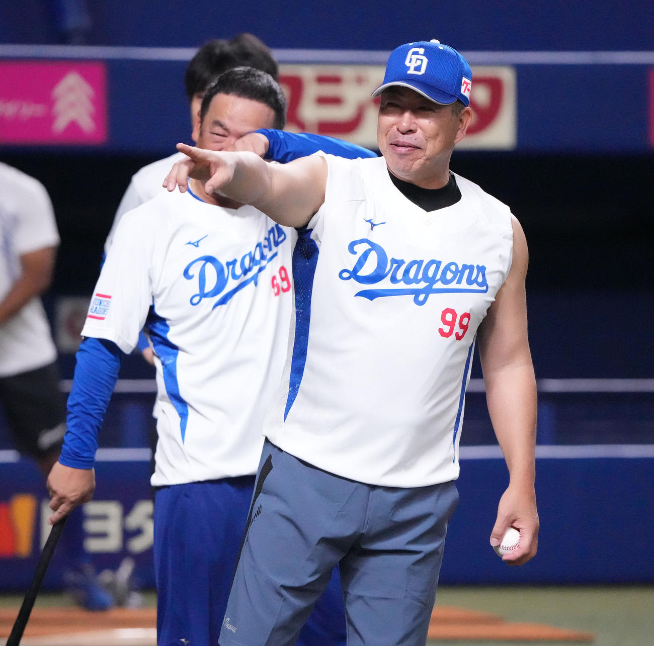 井上監督（右）は野手陣と言葉を交わす（撮影・森本幸一）