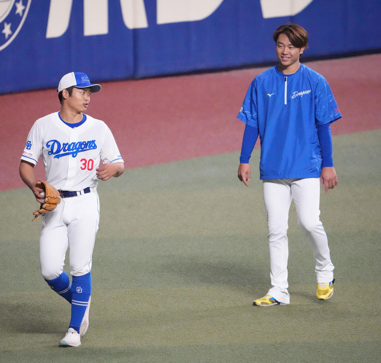 根尾（左）と明るい表情で言葉を交わす高橋宏（撮影・森本幸一）