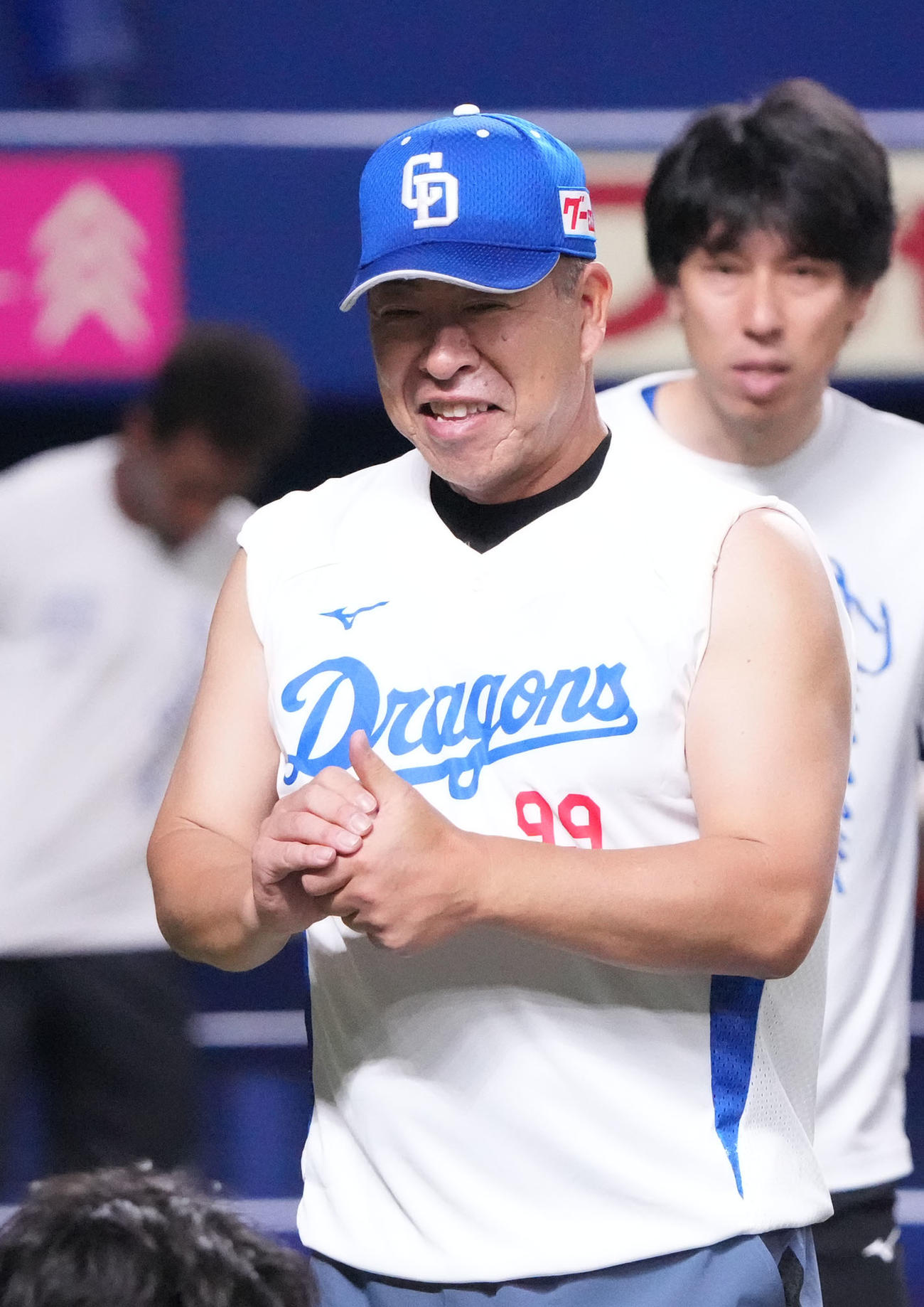 明るい表情で練習を見つめる井上監督（撮影・森本幸一）
