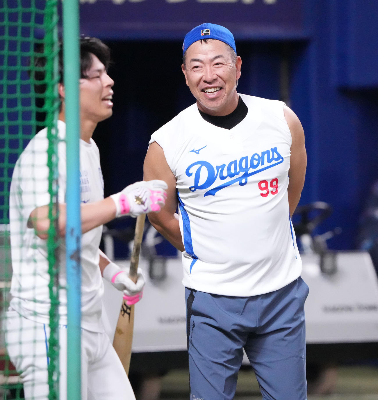 樋口（左）と言葉を交わす井上監督（撮影・森本幸一）