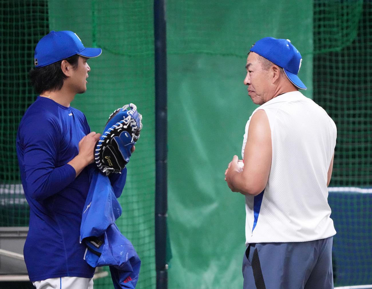 涌井（左）と言葉を交わす井上監督（撮影・森本幸一）