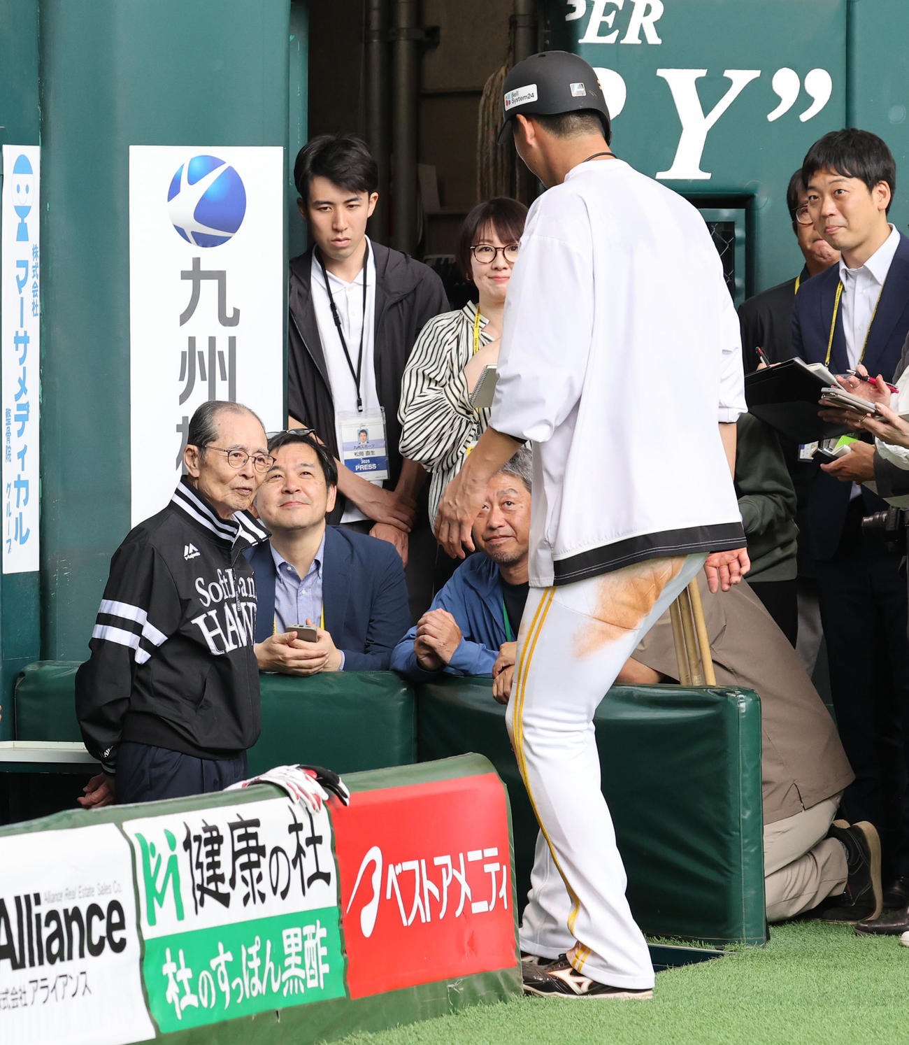 ソフトバンク対西武　打撃練習を終えた秋広、奥は王球団会長（撮影・梅根麻紀）