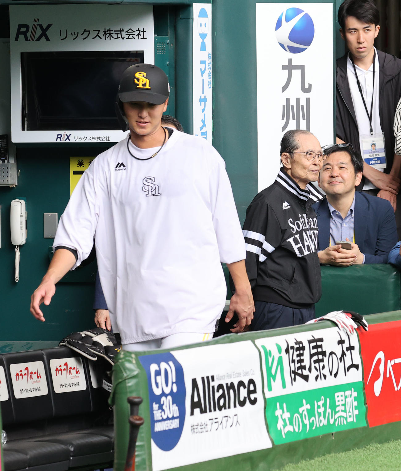 ソフトバンク対西武　打撃練習を終えた秋広、奥は王球団会長（撮影・梅根麻紀）