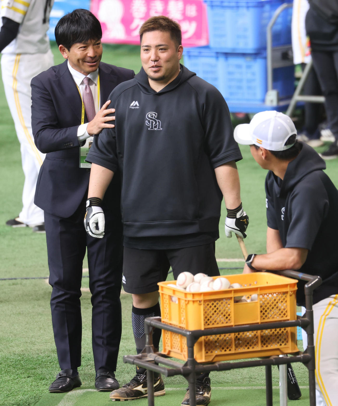 ソフトバンク対西武　打撃練習前、松田氏に声をかけられる（撮影・梅根麻紀）