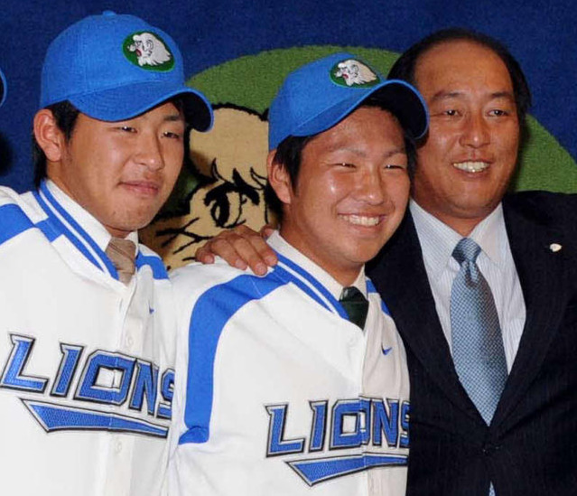 08年12月、西武新入団会見で笑顔の浅村（左）と中崎（中央）、右は渡辺久信監督