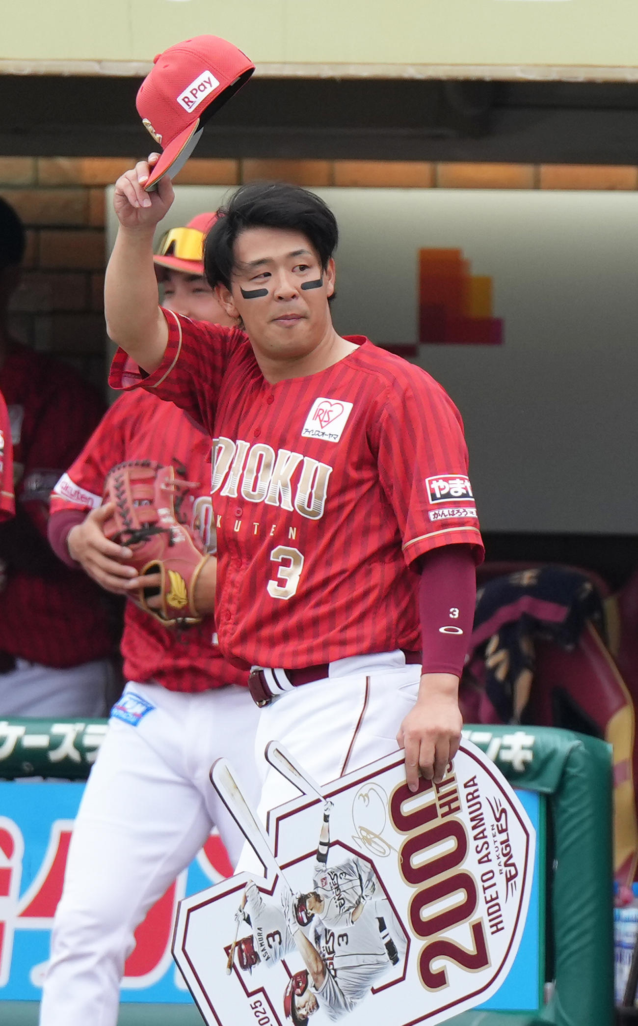 楽天対日本ハム　通算2000安打を達成し、スタンドの声援に帽子を取って応える楽天浅村（撮影・足立雅史）