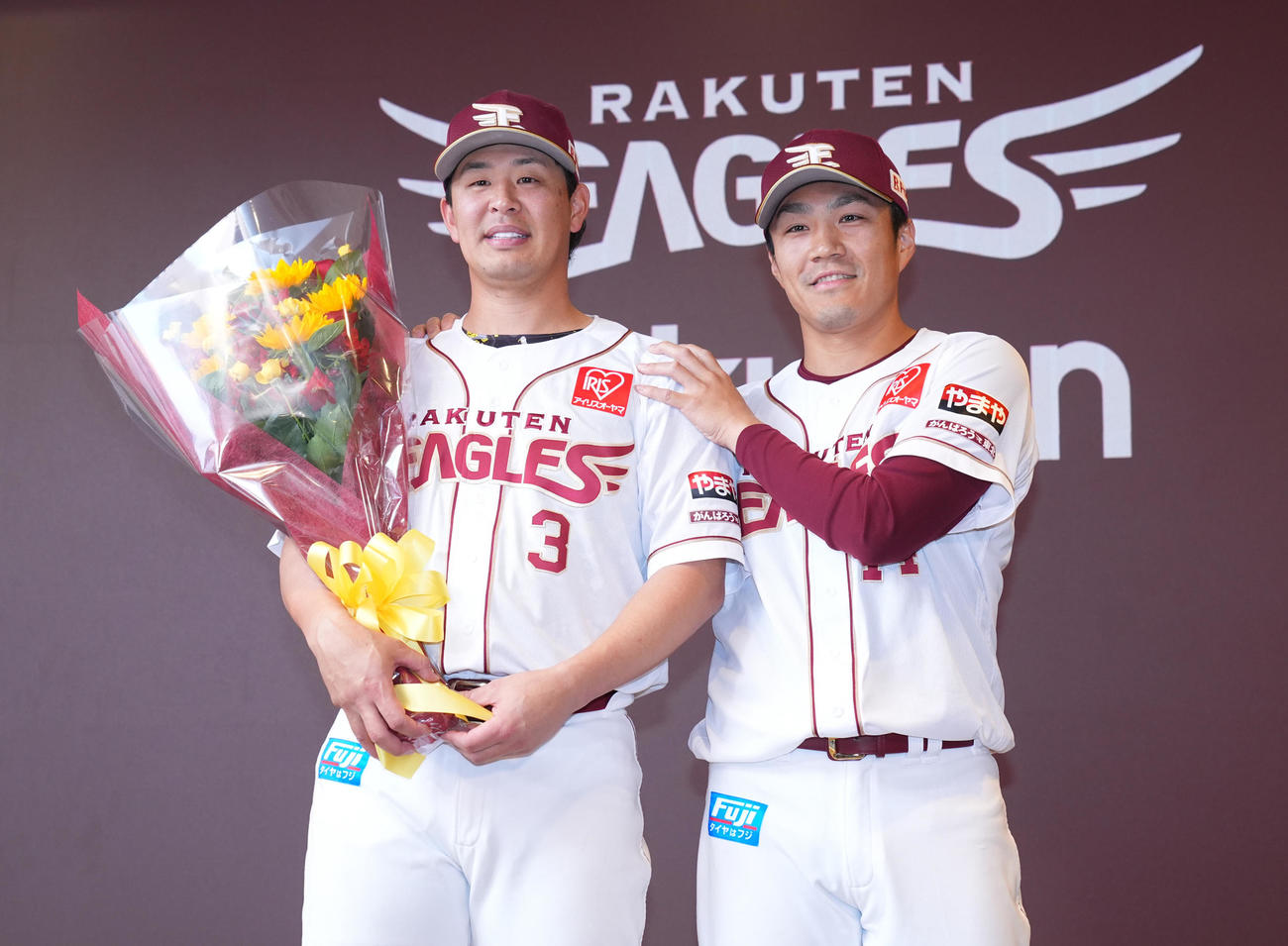 楽天対日本ハム　通算2000安打を達成した楽天浅村（左）は同級生の則本から花束を贈られ笑顔を見せる（撮影・垰建太）