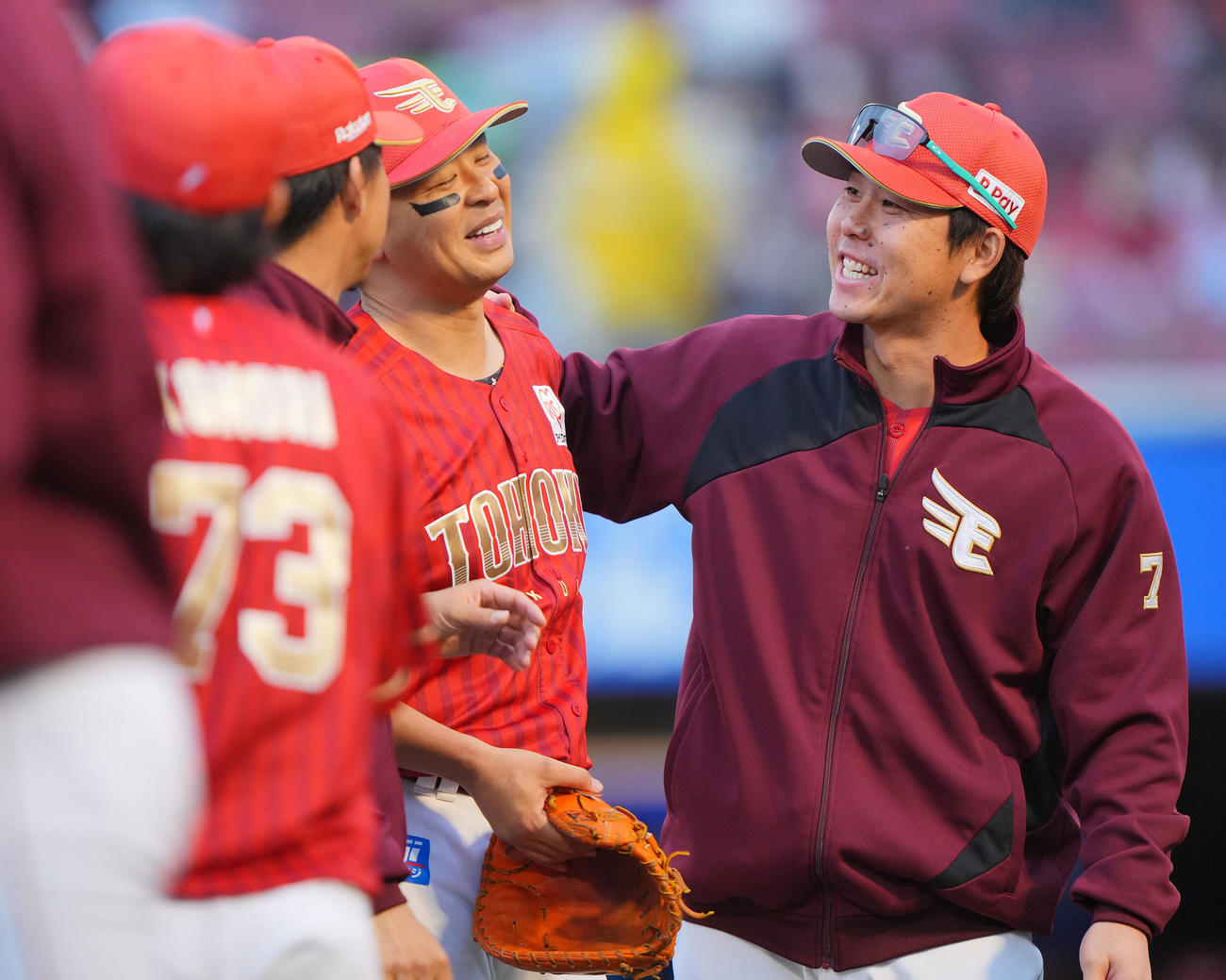 楽天対日本ハム　日本ハムに勝利しナインの祝福に笑顔を見せる楽天浅村（中央）（撮影・垰建太）