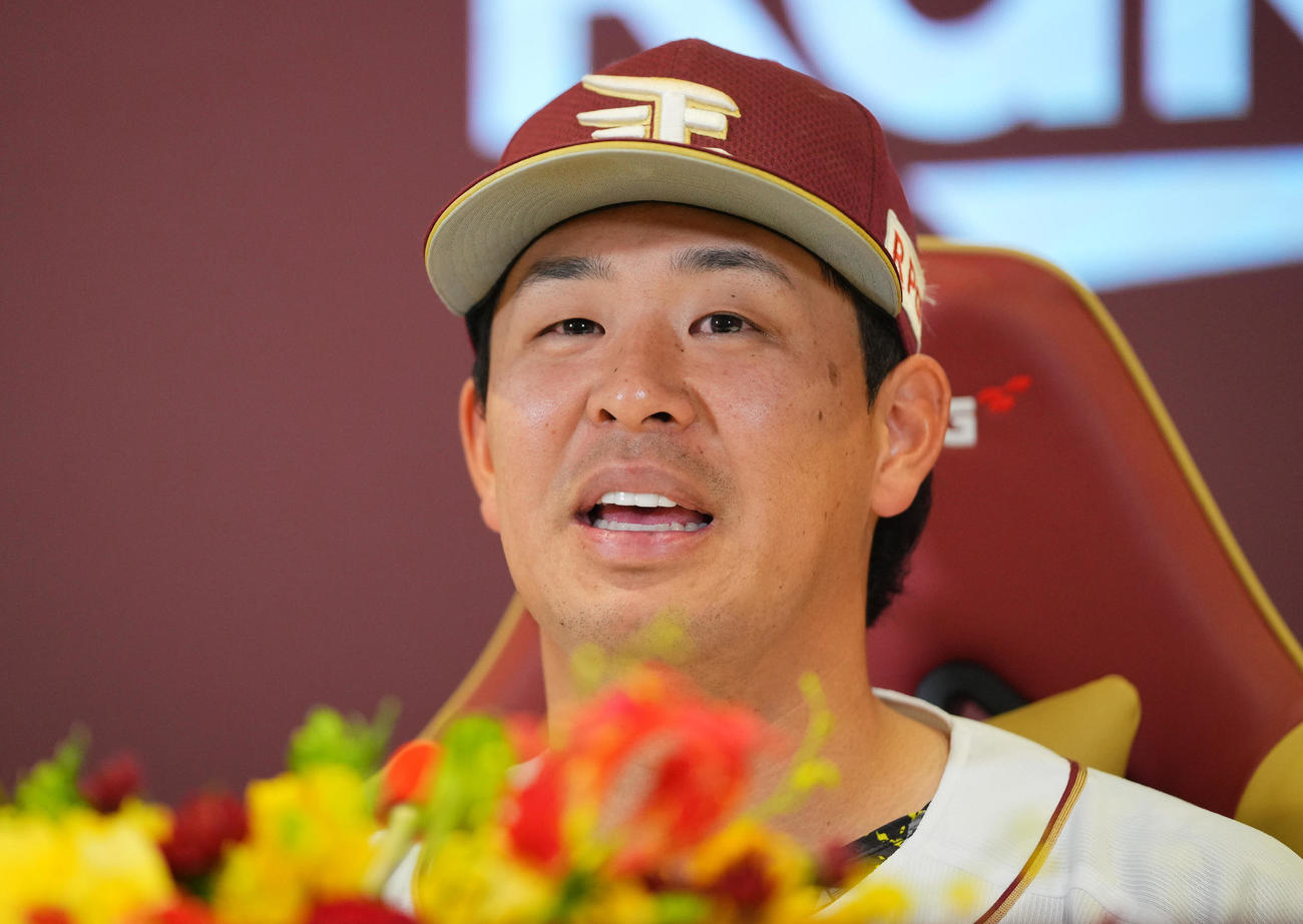 楽天対日本ハム　通算2000安打を達成し試合後の会見で笑顔を見せる楽天浅村（撮影・垰建太）