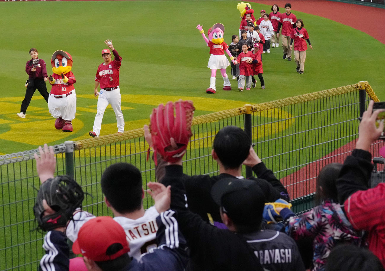 楽天対日本ハム　試合後、スタンドの声援に応える楽天浅村（撮影・足立雅史）