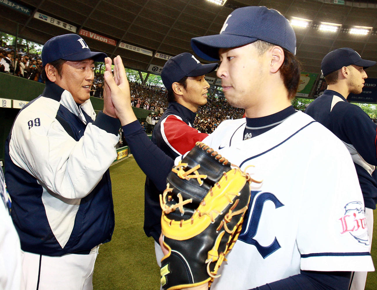 11年5月、ロッテ戦でソロ本塁打で勝利に貢献した西武浅村（右）は渡辺監督と勝利のタッチを交わす