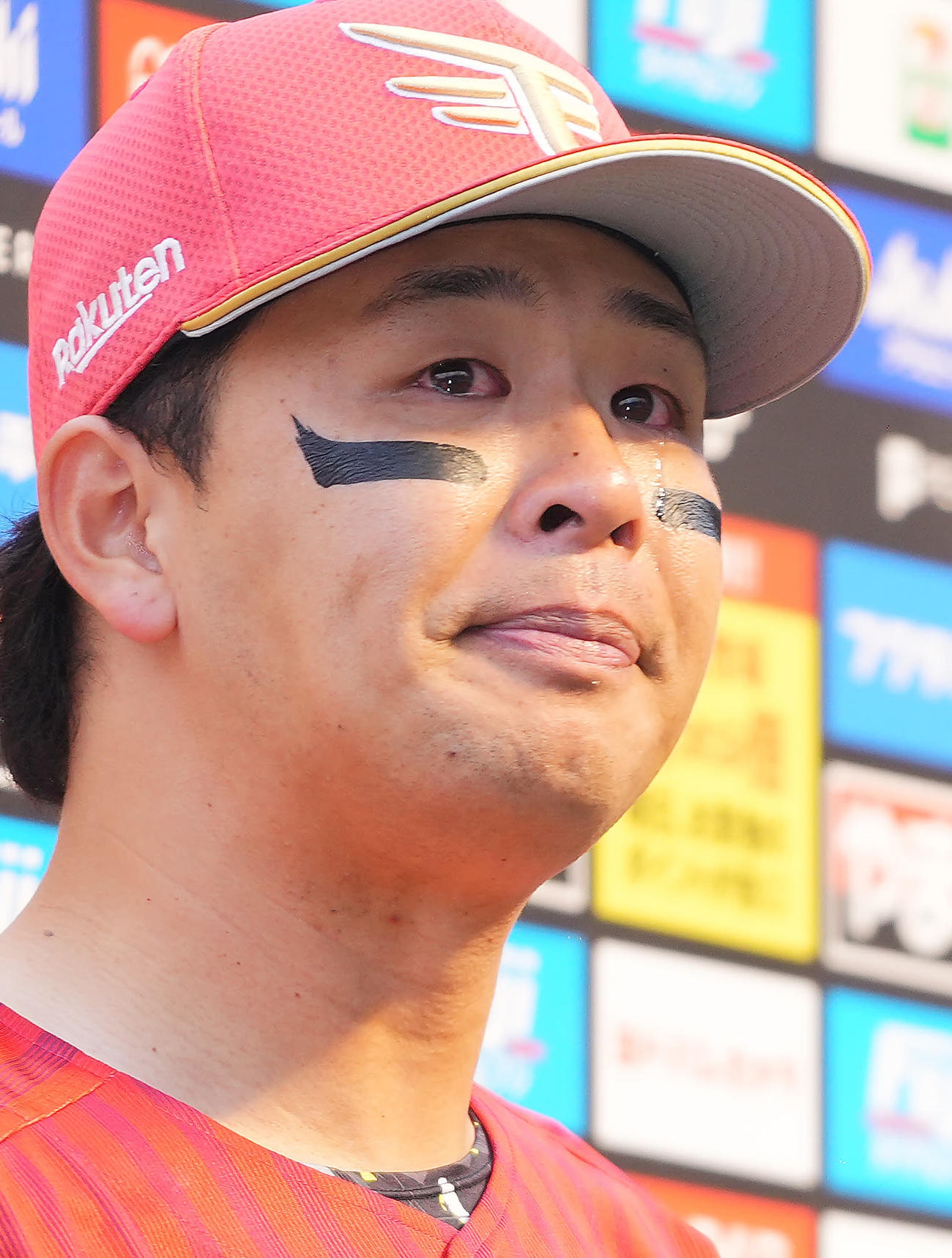 楽天対日本ハム　通算2000安打を達成しお立ち台で涙する楽天浅村（撮影・垰建太）
