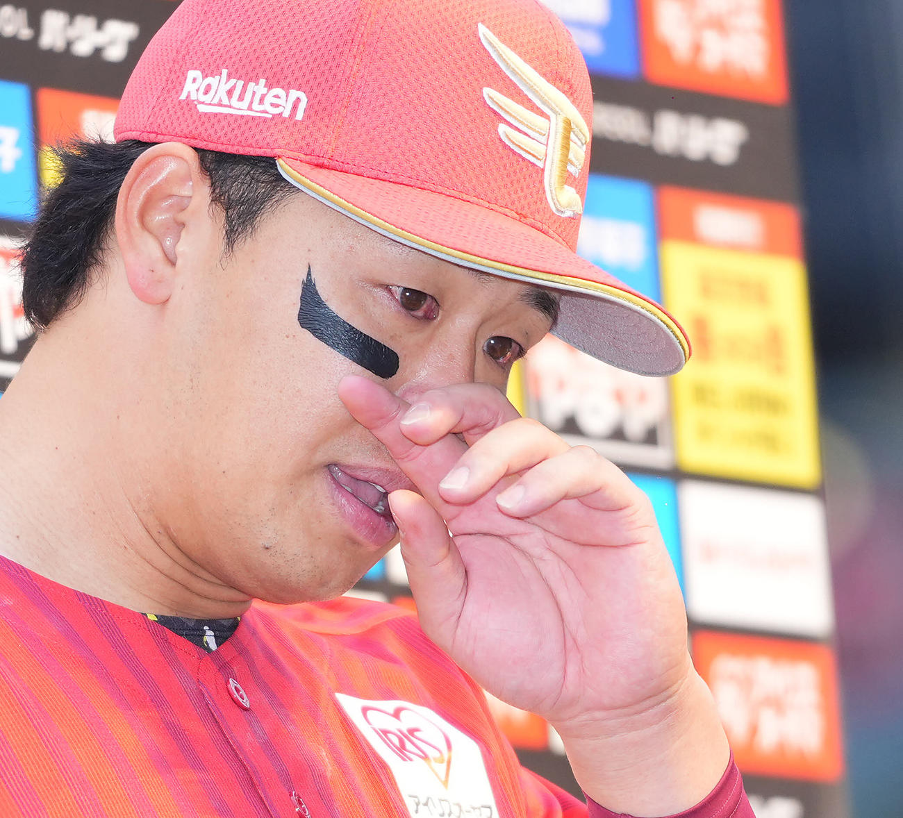楽天対日本ハム　通算2000安打を達成しお立ち台で涙する楽天浅村（撮影・垰建太）