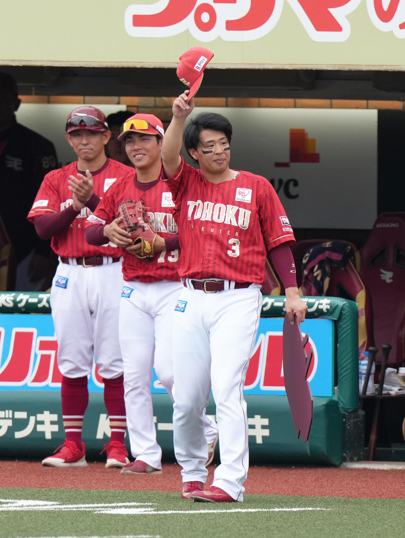 楽天対日本ハム　通算2000安打を達成し、スタンドの声援に帽子を取って応える楽天浅村（撮影・足立雅史）