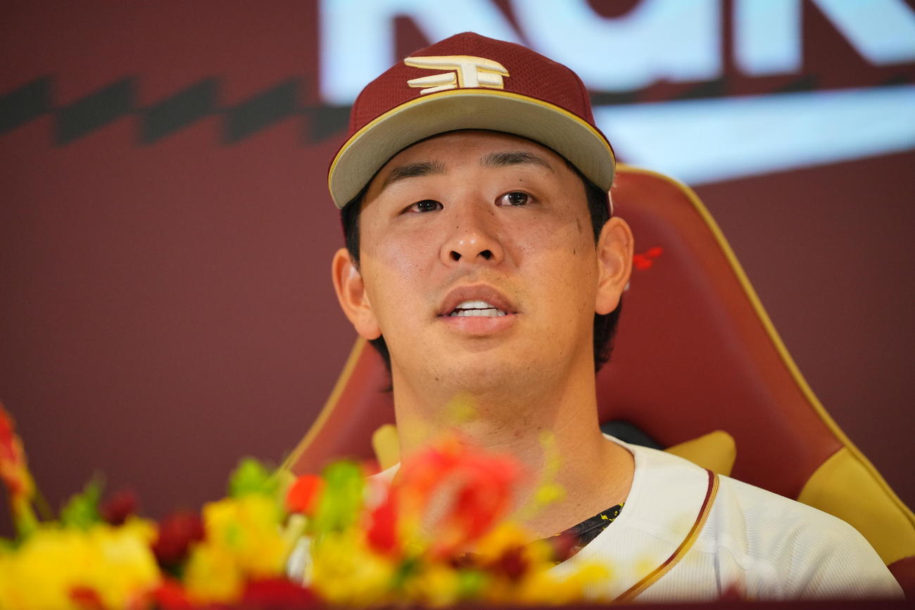 楽天対日本ハム　通算2000安打を達成した楽天浅村は試合後の取材に臨む（撮影・垰建太）