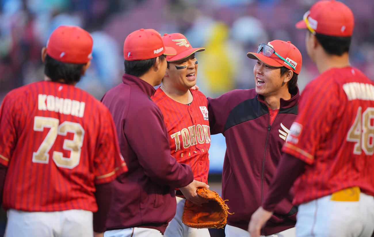 楽天対日本ハム　日本ハムに勝利しナインの祝福に笑顔を見せる楽天浅村（中央）（撮影・垰建太）