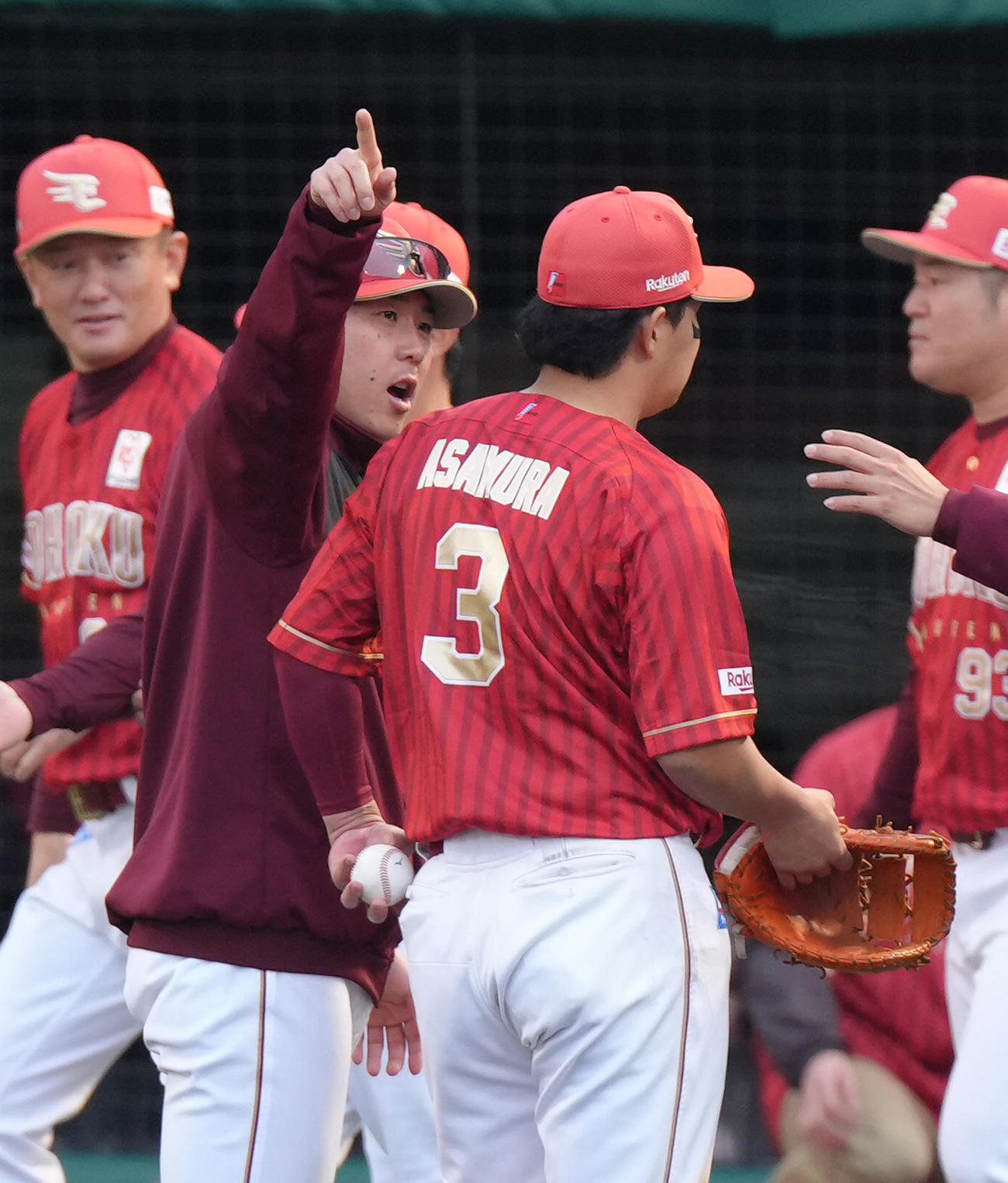 楽天対日本ハム　試合後、記念球をポケットに入れる楽天浅村（撮影・足立雅史）