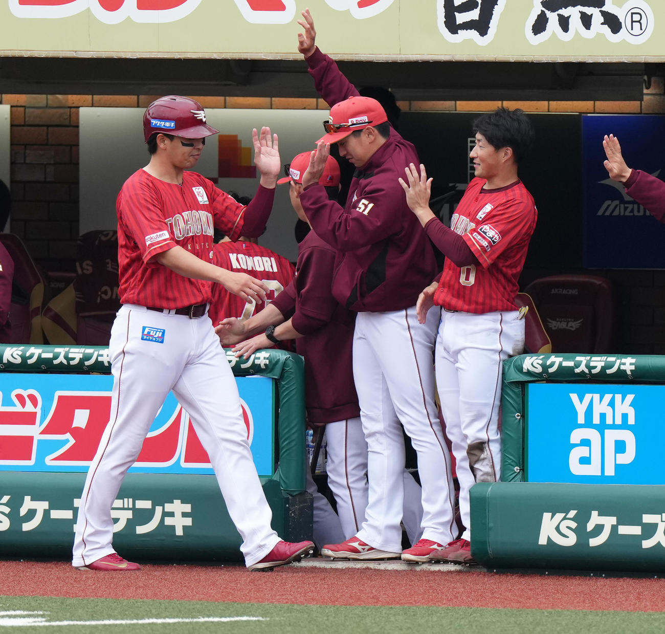 楽天対日本ハム　1回裏楽天2死満塁、宗山の中前適時打で生還しタッチを交わす浅村（左）（撮影・足立雅史）