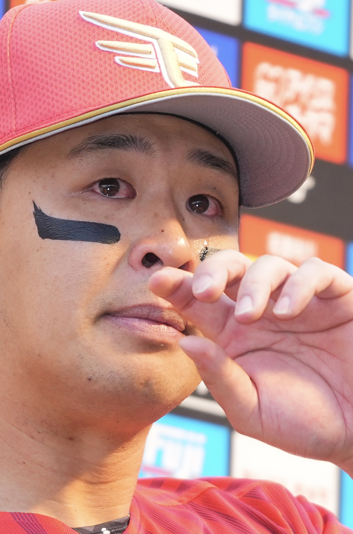 楽天対日本ハム　通算2000安打を達成しお立ち台で涙する楽天浅村（撮影・垰建太）