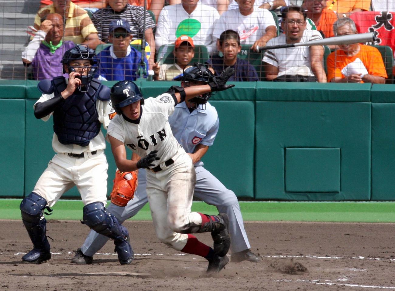 08年8月7日、日田林工戦で、左前に5安打目を放つ大阪桐蔭・浅村栄斗