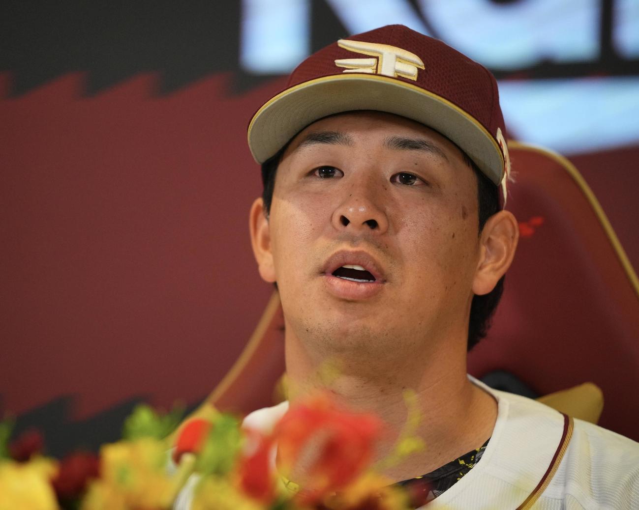 楽天対日本ハム　通算2000安打を達成した楽天浅村は試合後の取材に臨む（撮影・垰建太）