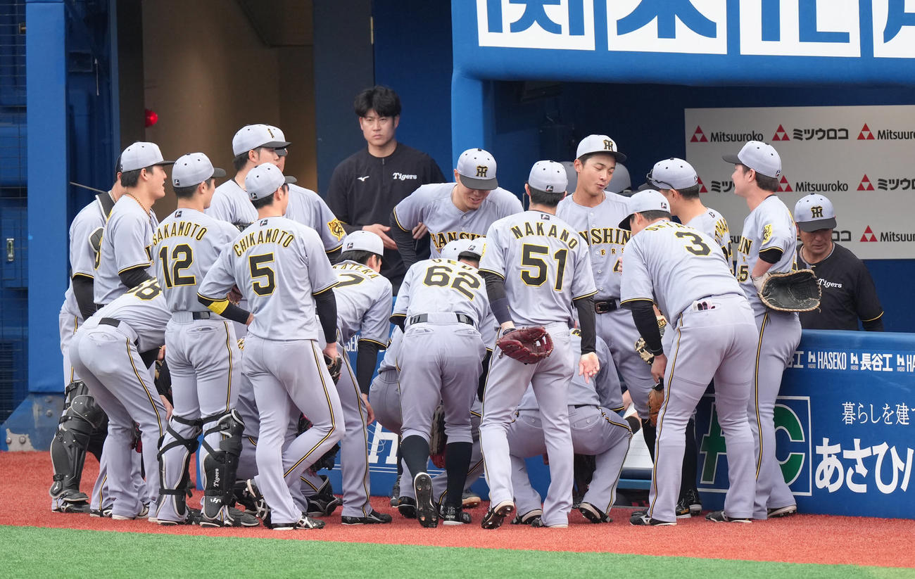 試合前、円陣で声出しを行った阪神熊谷（後方右から3人目）（撮影・足立雅史）