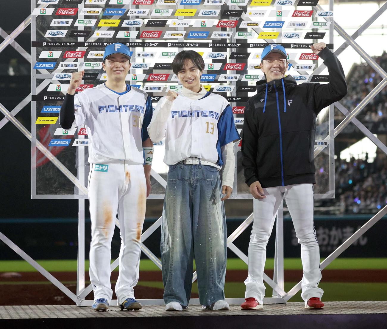 日本ハム対オリックス　お立ち台で記念撮影する左から郡司、中島健人、宮西（撮影・黒川智章）