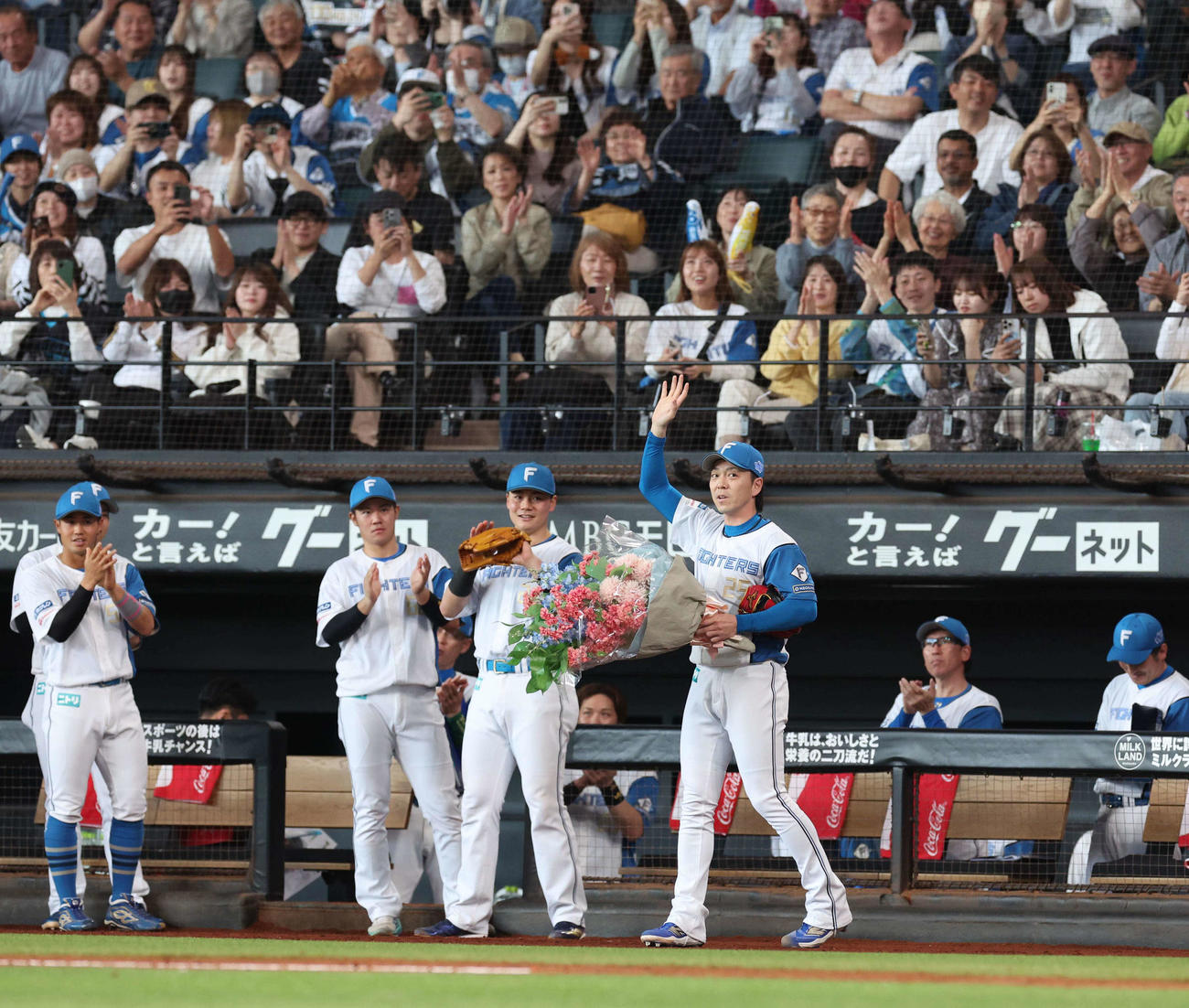 日本ハム対オリックス　7回途中登板し連続救援登板新記録を達成しスタンドの声援に応える宮西（撮影・黒川智章）