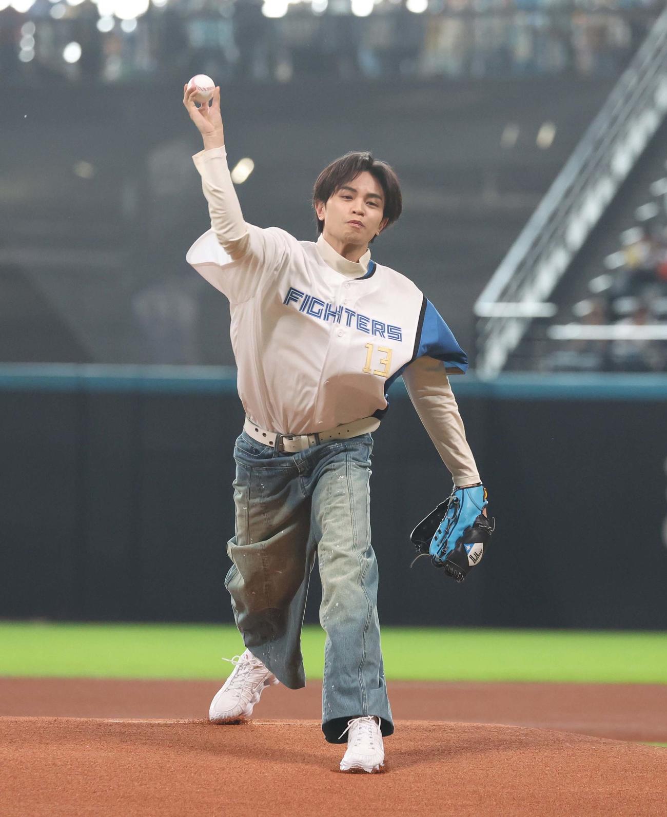 日本ハム対オリックス　ファーストピッチセレモニーで投球する中島健人（撮影・黒川智章）