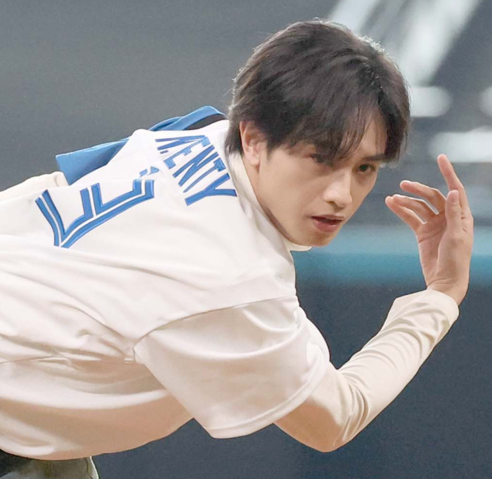 日本ハム対オリックス　ファーストピッチセレモニーで投球する中島健人（撮影・黒川智章）