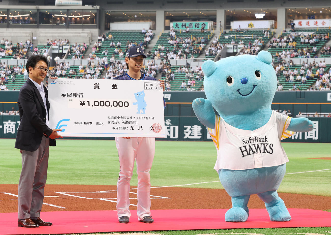 ソフトバンク対西武　ふくぎん賞贈呈式でユーモくん（右）と記念撮影をする西川（撮影・梅根麻紀）