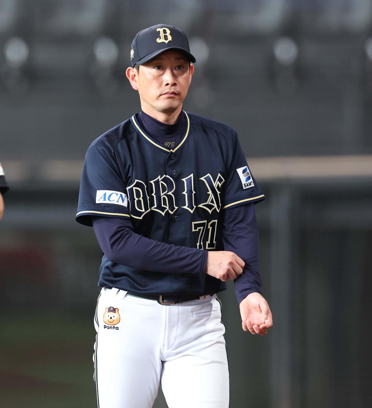 日本ハム対オリックス　投手交代を告げる岸田監督（撮影・黒川智章）