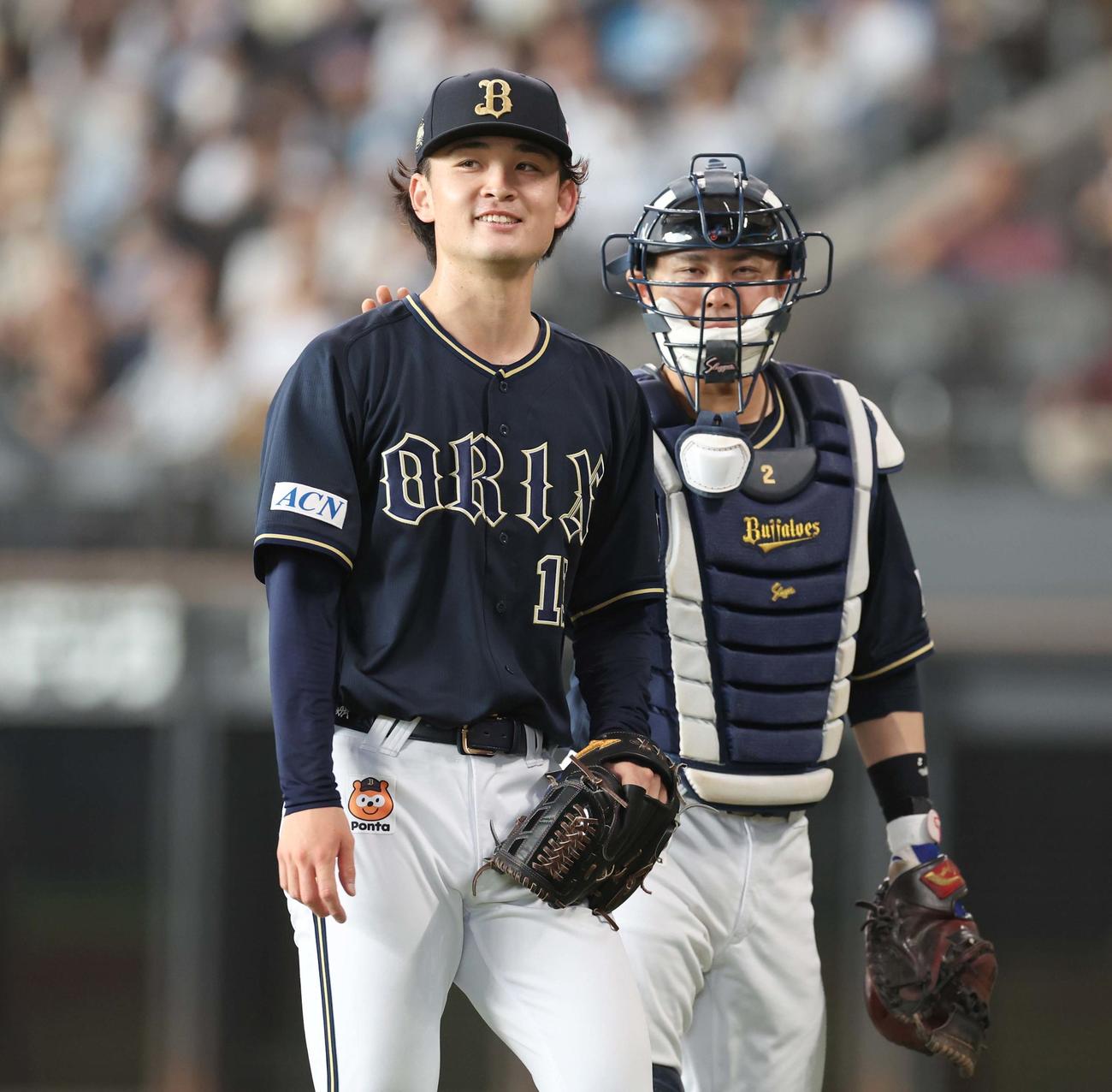 日本ハム対オリックス　2回裏、無失点に抑え笑顔の寺西（撮影・黒川智章）
