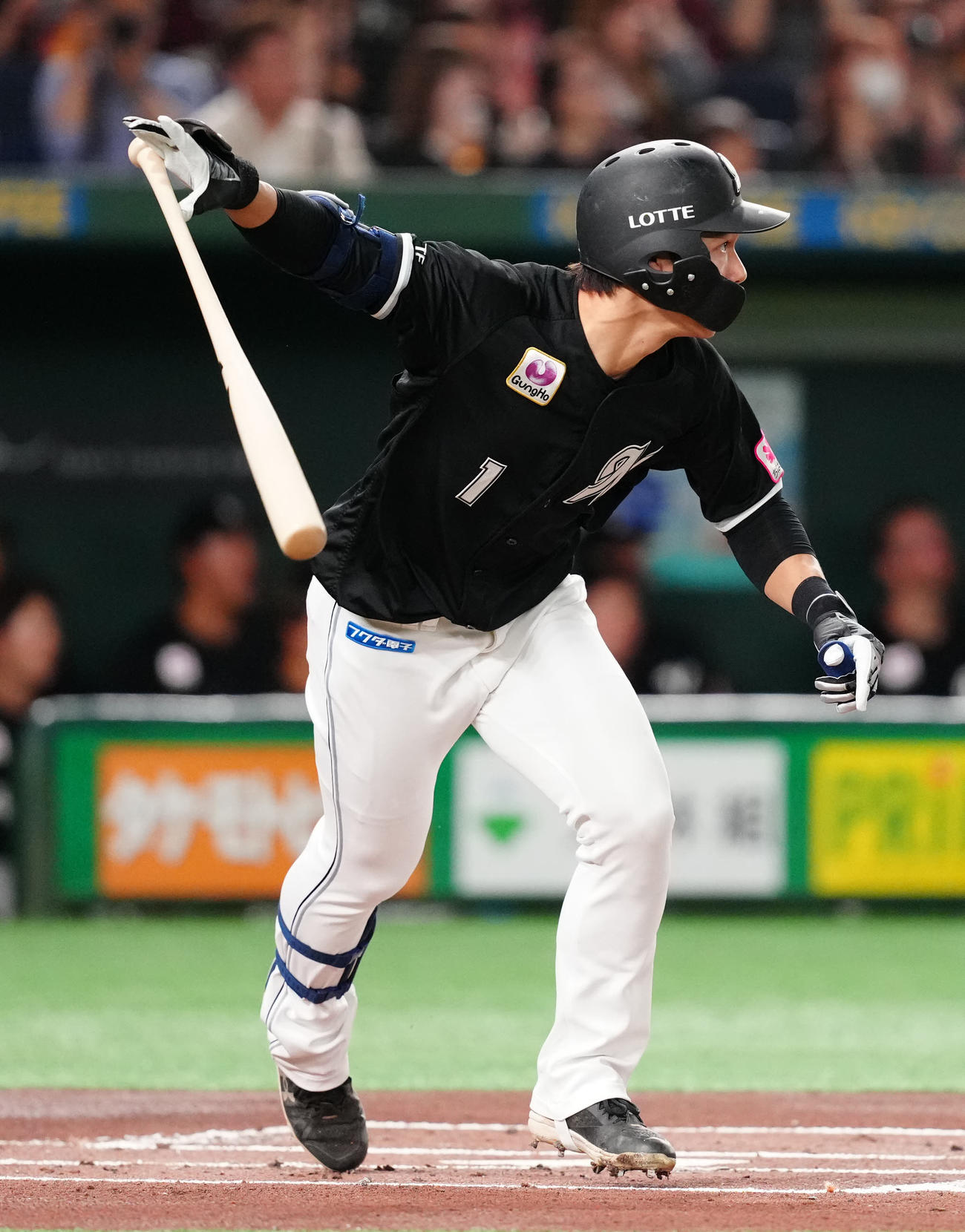 楽天対ロッテ　1回表ロッテ1死三塁、先制適時打を放つ藤原（撮影・江口和貴）