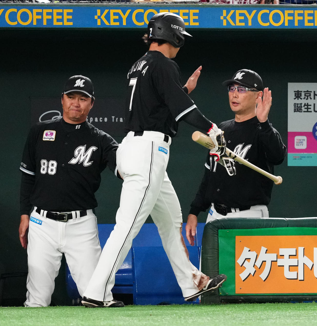 楽天対ロッテ　1回表ロッテ1死三塁、藤原の先制適時打で生還した藤岡（中央）とタッチを交わす吉井監督（右）。左は金子戦略コーチ（撮影・江口和貴）
