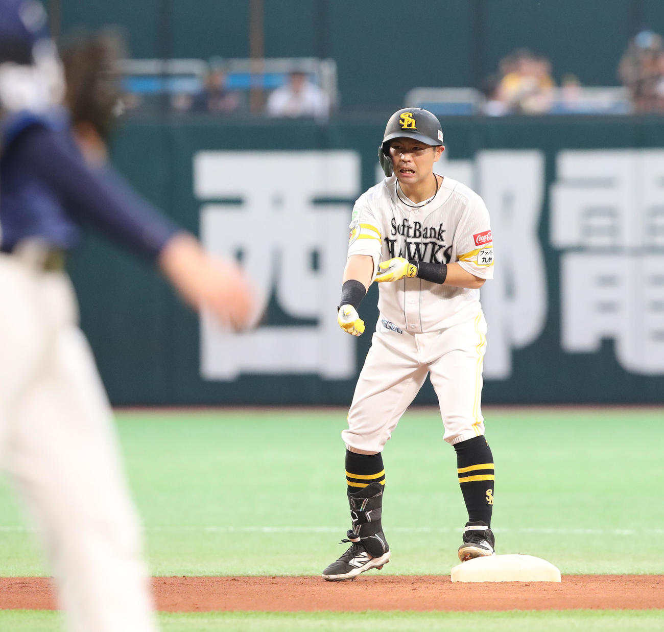 ソフトバンク対西武　2回裏ソフトバンク無死、中村は右越え二塁打を放つ（撮影・梅根麻紀）