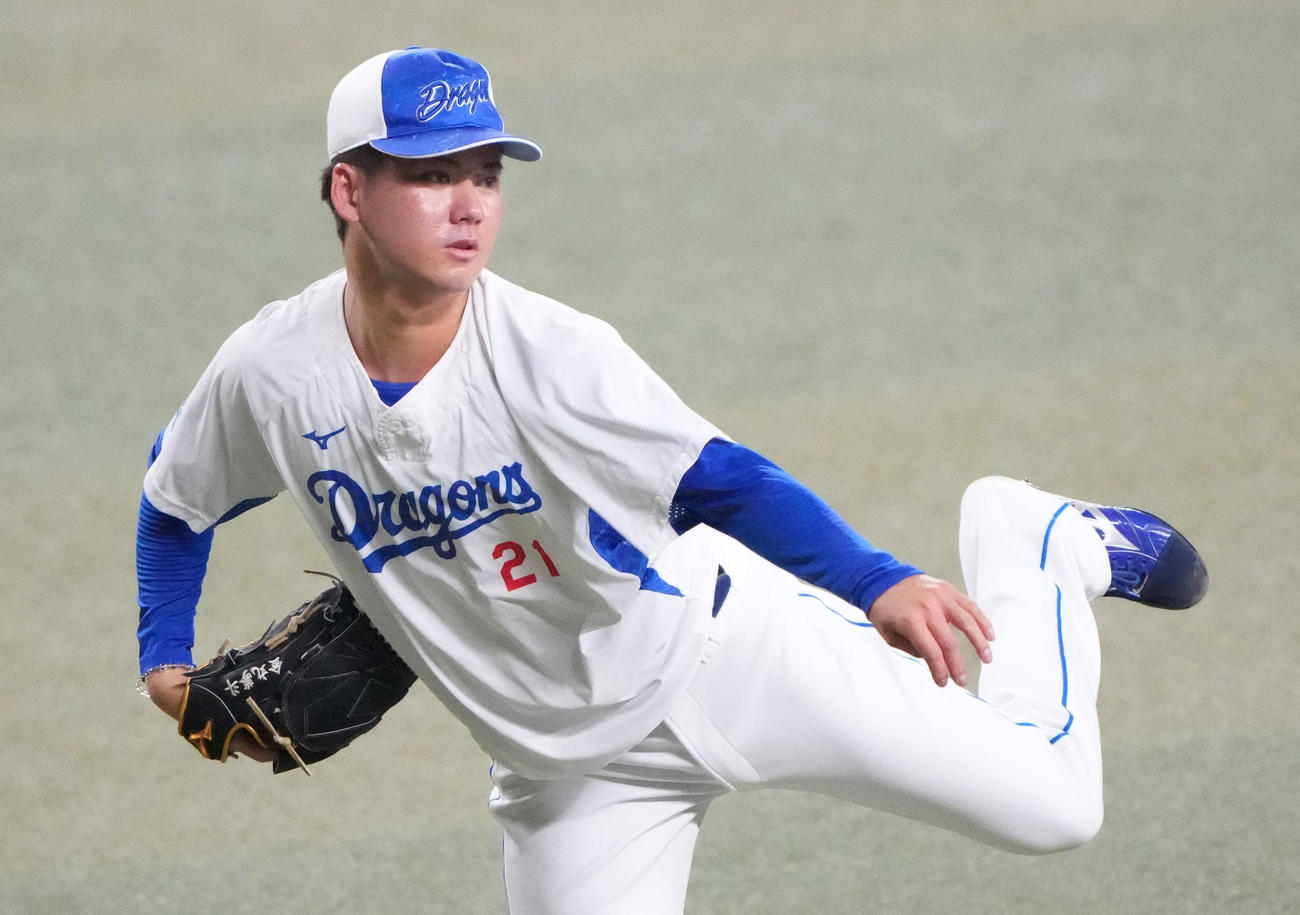 キャッチボールをする金丸（撮影・森本幸一）