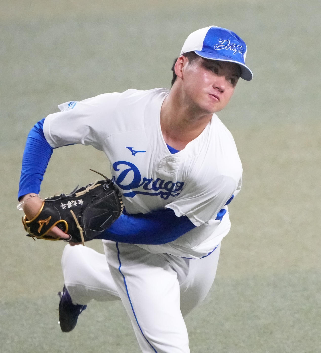 キャッチボールをする中日金丸（撮影・森本幸一）