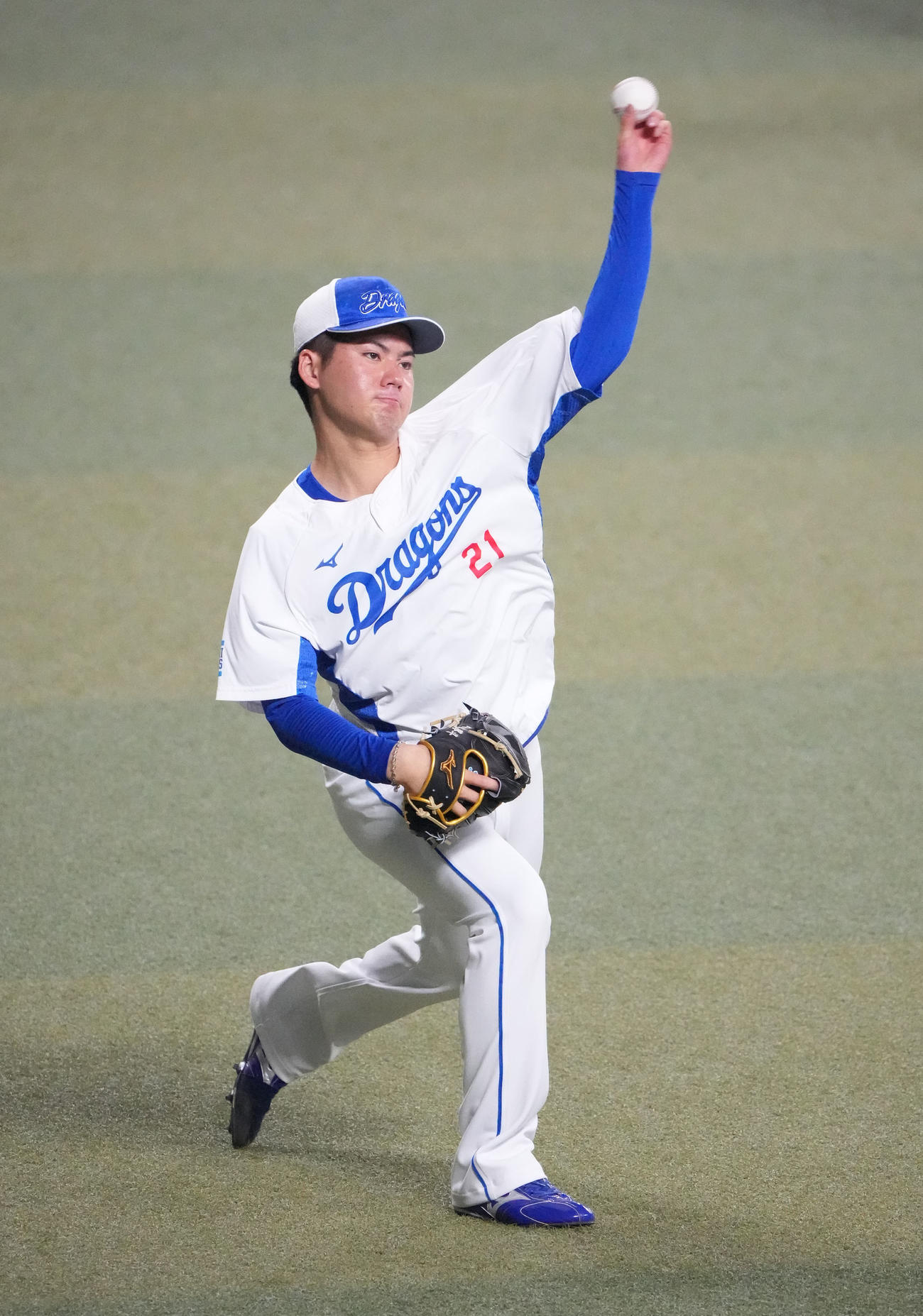 キャッチボールをする金丸（撮影・森本幸一）